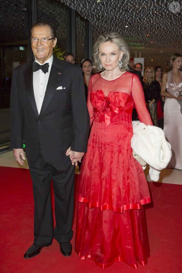 Roger Moore et son épouse Kristina Tholstrup lors de la soirée de gala de la fondation Albert II de Monaco organisée à Berne en Suisse le 17 octobre 2013