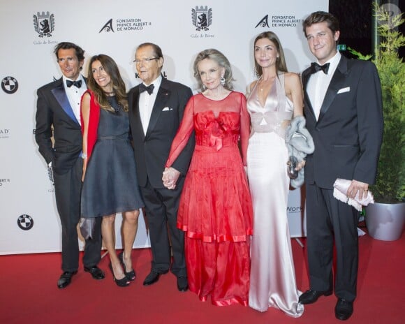 Roger Moore, sa femme Kristina Tholstrup, et ses fils Geoffrey Moore et Christian Moore lors de la soirée de gala de la fondation Albert II de Monaco organisée à Berne en Suisse le 17 octobre 2013