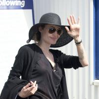 Angelina Jolie : Sans soutien-gorge et en transparence, la star assure