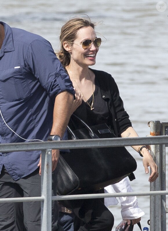 Exclusif - Angelina Jolie, très souriante, fait des répérages pour son prochain film "Unbroken" dans le Queensland en Australie le 16 octobre 2013.