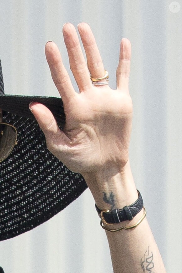Exclusif - Angelina Jolie fait des répérages pour son prochain film "Unbroken" dans le Queensland en Australie le 16 octobre 2013. Elle porte cet anneau en or à la main gauche, source de toutes les rumeurs de mairage avec Brad Pitt.