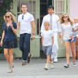 Reese Witherspoon, son mari Jim Toth, et ses enfants Ava, Deacon et Tennessee : Toute la petite famille s'offre un déjeuner à Los Angeles, le 19 octobre 2013