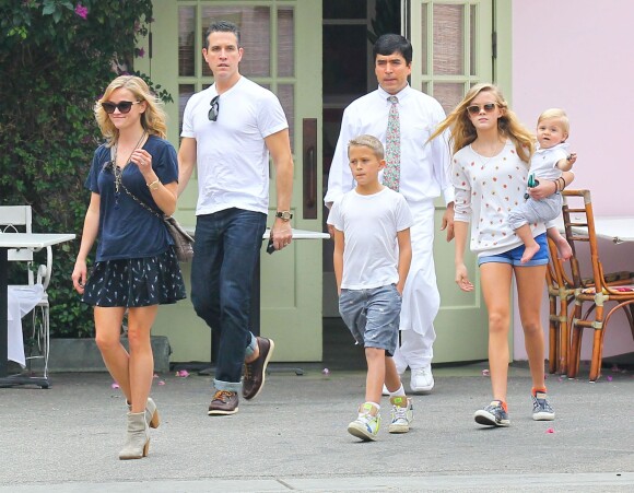 Reese Witherspoon, son mari Jim Toth, et ses enfants Ava, Deacon et Tennessee : Toute la petite famille s'offre un déjeuner à Los Angeles, le 19 octobre 2013