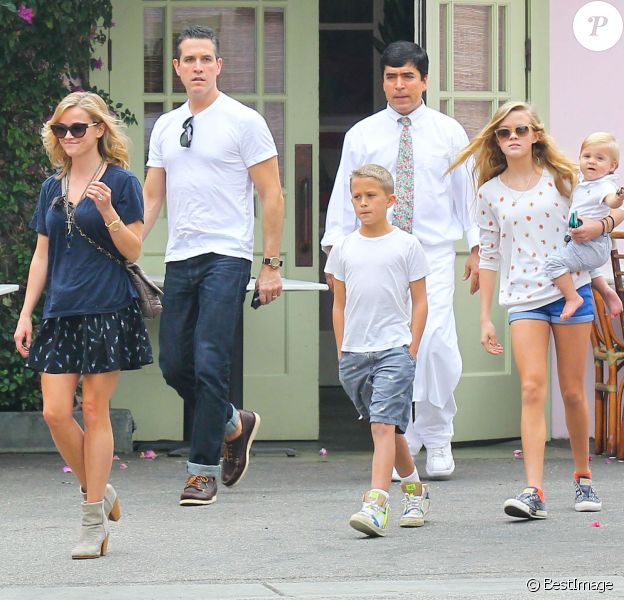 Reese Witherspoon, son mari Jim Toth, et ses enfants Ava, Deacon et Tennessee : Toute la petite famille s'offre un déjeuner à Los Angeles, le 19 octobre 2013