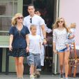 Reese Witherspoon, son mari Jim Toth, et ses enfants Ava, Deacon et Tennessee, à Los Angeles, le 19 octobre 2013