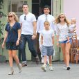 Reese Witherspoon, son mari Jim Toth, et ses enfants Ava, Deacon et Tennessee, à Los Angeles, le 19 octobre 2013