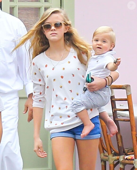 Reese Witherspoon : en parfaite grande soeur, Ava s'occupe de Tennessee, à Los Angeles, le 19 octobre 2013