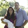 Le prince William et la duchesse Catherine de Cambridge avec leur fils le prince George dans l'un des deux premiers portraits officiels après la naissance du bébé, en août 2013, par Michael Middleton.