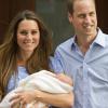 Le prince William et Kate Middleton présentant leur fils George de Cambridge au monde, le 23 juillet 2013 devant l'hôpital St Mary.