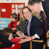 Le prince William et son secrétaire particulier Jamie Lowther-Pinkerton dans une école de Spilsby en janvier 2010. Jamie a été choisi pour parrain du prince George par le duc et la duchesse de Cambridge, pour son baptême le 23 octobre 2013.