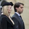 William van Cutsem avec son épouse Rosie Ruck Keene lors des obsèques de son père Hugh van Cutsem le 11 septembre 2013. William van Cutsem a été choisi pour parrain du prince George par le duc et la duchesse de Cambridge, pour son baptême le 23 octobre 2013.