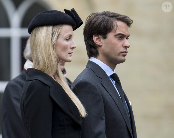William van Cutsem avec son épouse Rosie Ruck Keene lors des obsèques de son père Hugh van Cutsem le 11 septembre 2013. William van Cutsem a été choisi pour parrain du prince George par le duc et la duchesse de Cambridge, pour son baptême le 23 octobre 2013.