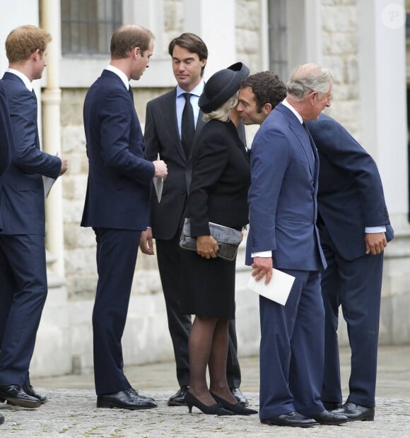 Le prince William, son père, son frère et leur belle-mère saluent William van Cutsem aux obsèques de son père Hugh van Cutsem, le 11 septembre 2013.