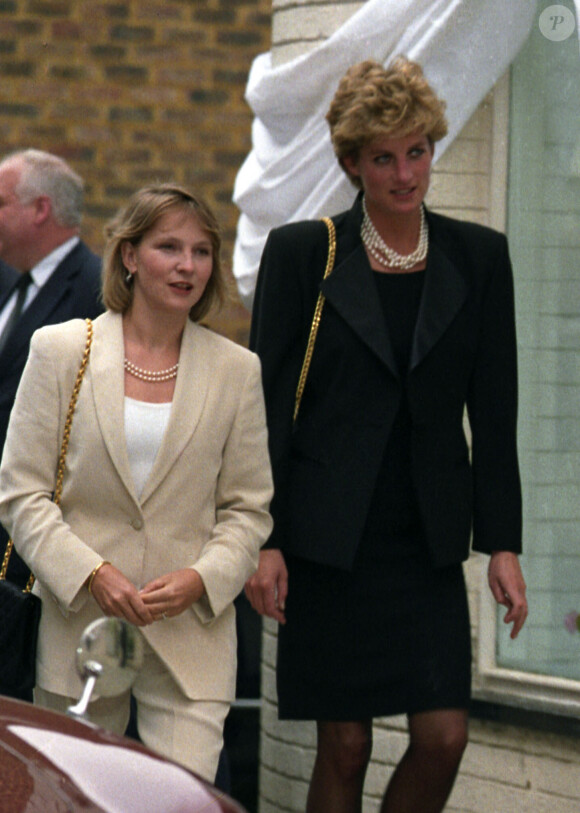 Julia Samuel, amie intime de Lady Di (ici en virée shopping ensemble le 26 mai 1993), a été désignée comme marraine du prince George, premier enfant du prince William et de Kate Middleton, lors de son baptême le 23 octobre 2013.
