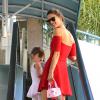Alessandra Ambrosio et sa fille Anja dans les rues de Brentwood le 22 octobre 2013.