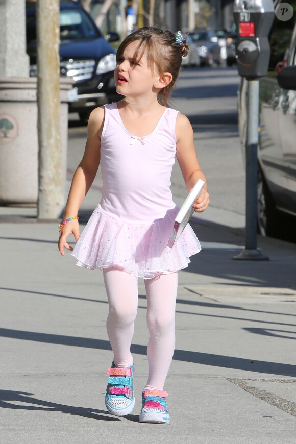 Alessandra Ambrosio et sa fille Anja dans ses habits de ballerine se promènent dans les rues de Brentwood le 22 octobre 2013.