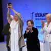 La star hollywoodienne Sharon Stone recevant le prix de la paix lors du sommet mondial des prix Nobel de la paix à Varsovie en Pologne le 23 octobre 2013