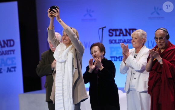 La star hollywoodienne Sharon Stone recevant le prix de la paix lors du sommet mondial des prix Nobel de la paix à Varsovie en Pologne le 23 octobre 2013