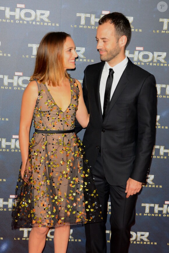 Natalie Portman et son mari Benjamin Millepied lors de la première de Thor: Le Monde des ténèbres, au Grand Rex, Paris, le 23 octobre 2013.