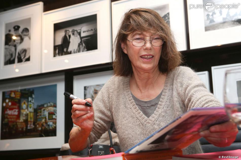 Jane Birkin dédicace le livre de son frère &quot;Jane et Serge : un album de famille&quot;, à la librairie Taschen à Paris, le 22 octobre 2013.