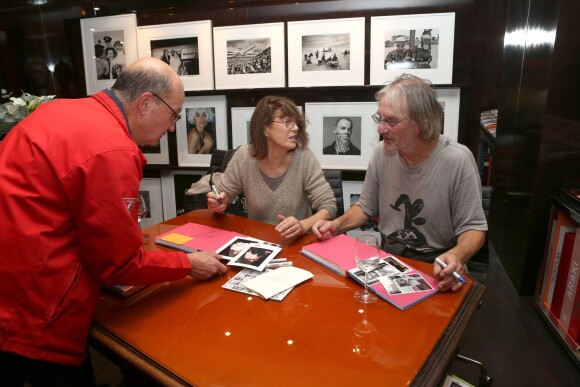 Jane Birkin dédicace le livre "Jane et Serge : un album de famille" imaginé par Andrew, à la librairie Taschen à Paris, le 22 octobre 2013.