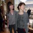 Jane Birkin et Charlotte Gainsbourg - Yvan Attal reçoit les insignes de chevalier de l'ordre national du mérite au ministère de la Culture à Paris le 19 juin 2013