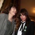 Jane Birkin et sa fille Lou Doillon qui reçevait le 10 avril 2013 à Paris les insignes de chevalier de l'ordre des Arts et des Lettres des mains de la ministre de la Culture et de la Communication Aurélie Filippetti.