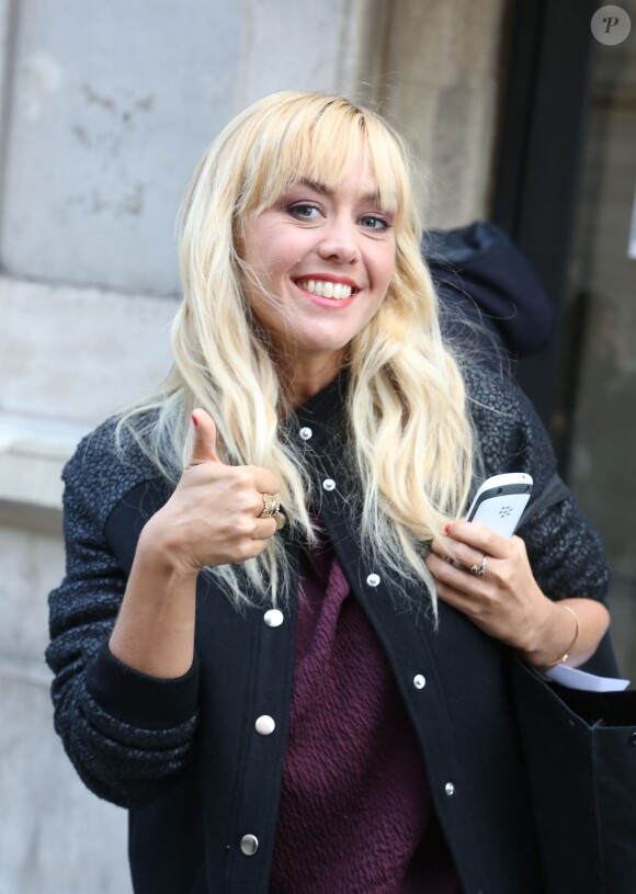 Exclusif - Enora Malagré devant chez Europe 1 à Paris, le 23 octobre 2013