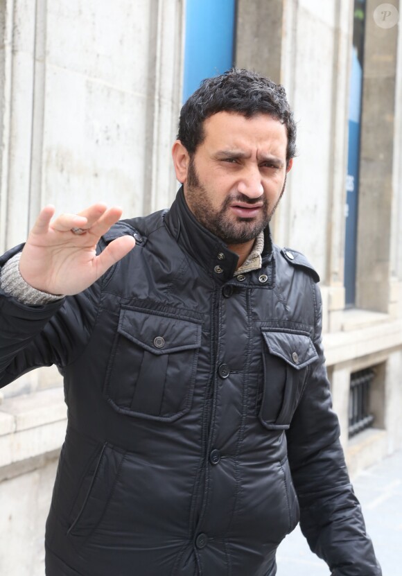 Exclusif - Cyril Hanouna devant chez Europe 1 a Paris, le 23 octobre 2013