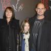 Bernard Campan avec sa femme Anne et leur fille, lors de la générale de la comédie musicale La Belle et la bête à Paris au théâtre Mogador le 24 octobre 2013