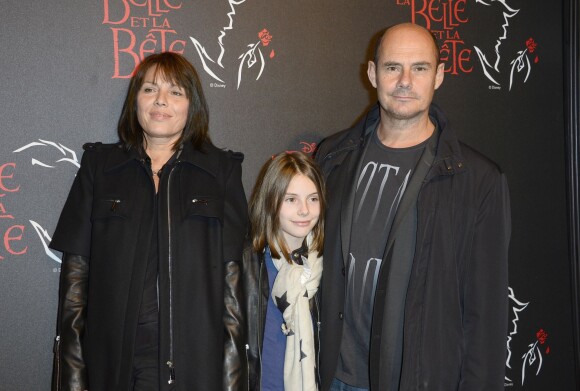 Bernard Campan avec sa femme Anne et leur fille, lors de la générale de la comédie musicale La Belle et la bête à Paris au théâtre Mogador le 24 octobre 2013