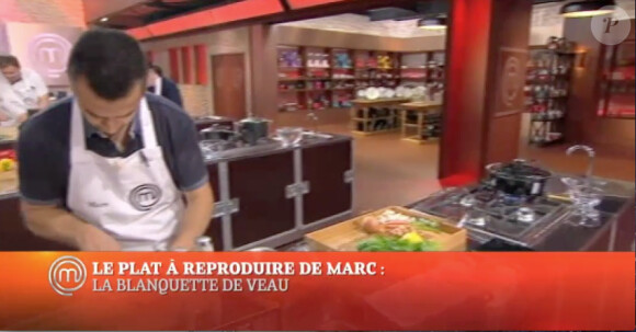 Marc planche sur sa blanquette de veau (épisode 5 de MasterChef saison 4 - diffusé le vendredi 25 octobre 2013 sur TF1).