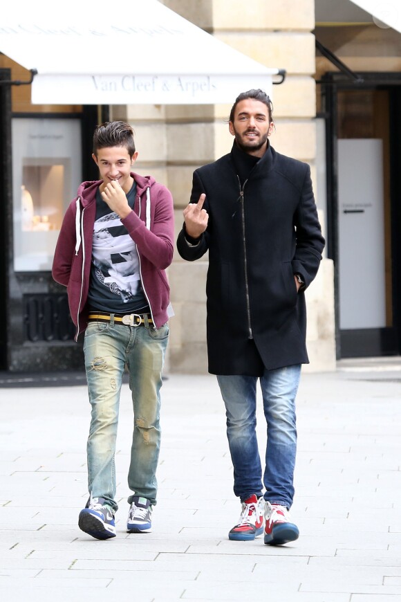 Exclusif - Thomas Vergara et Tarek, le frère de Nabilla Benattia, font les bijouteries pour acheter la bague de fiançailles de Nabilla. Ils trouveront leur bonheur chez Mauboussin. Le 18 octobre 2013.