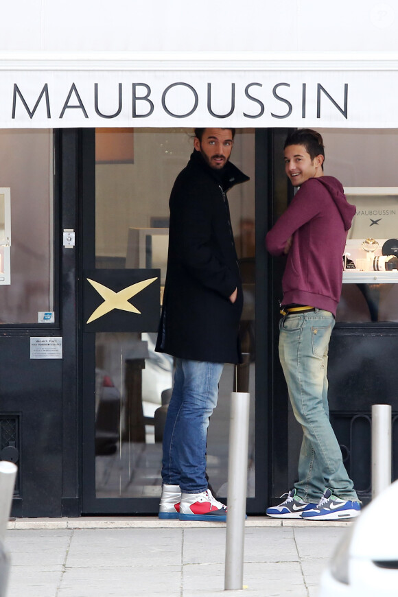 Exclusif - Thomas Vergara et Tarek, le frère de Nabilla Benattia, font les bijouteries pour acheter la bague de fiançailles de Nabilla. Ils trouveront leur bonheur chez Mauboussin. Le 18 octobre 2013.