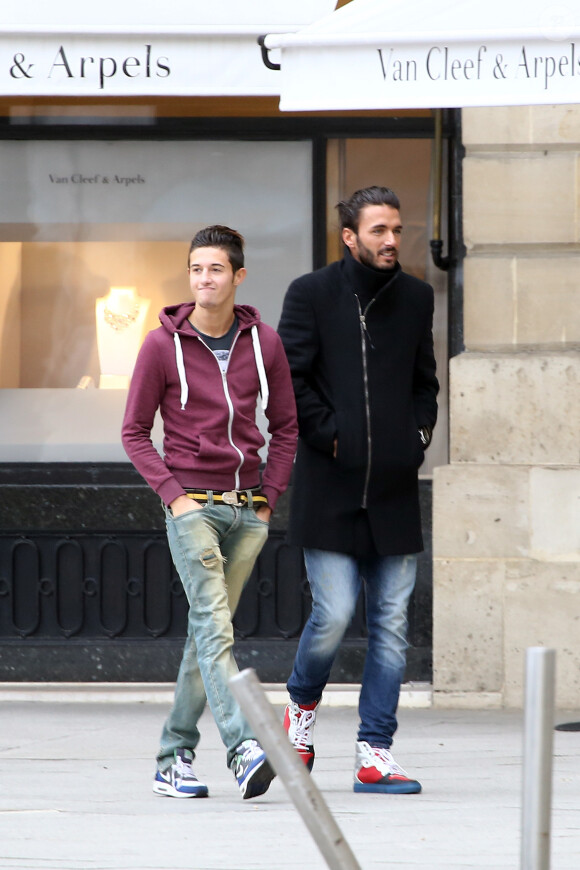 Exclusif - Thomas Vergara et Tarek, le frère de Nabilla Benattia, font les bijouteries pour acheter la bague de fiançailles de Nabilla. Ils trouveront leur bonheur chez Mauboussin. Le 18 octobre 2013.