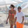 Arnaud Lagardère et son épouse Jade Foret, enceinte de son deuxième enfant, se détendent à Miami, le 27 octobre 2013.