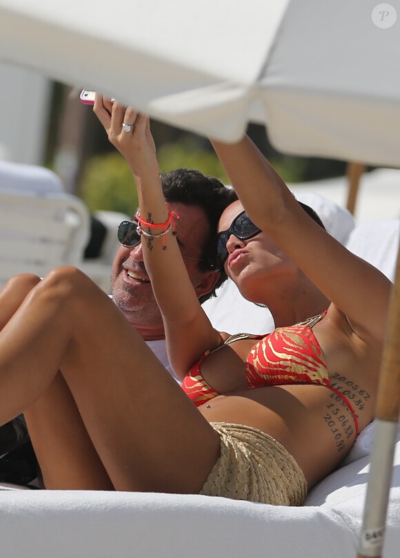 Arnaud Lagardère et sa femme Jade Foret, enceinte de son deuxième enfant, se détendent à Miami, le 27 octobre 2013.