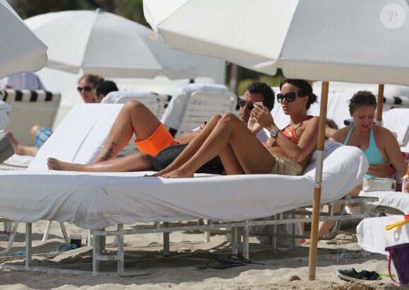 Arnaud Lagardère et sa femme Jade Foret, enceinte de son deuxième enfant, se détendent à Miami, le 27 octobre 2013.