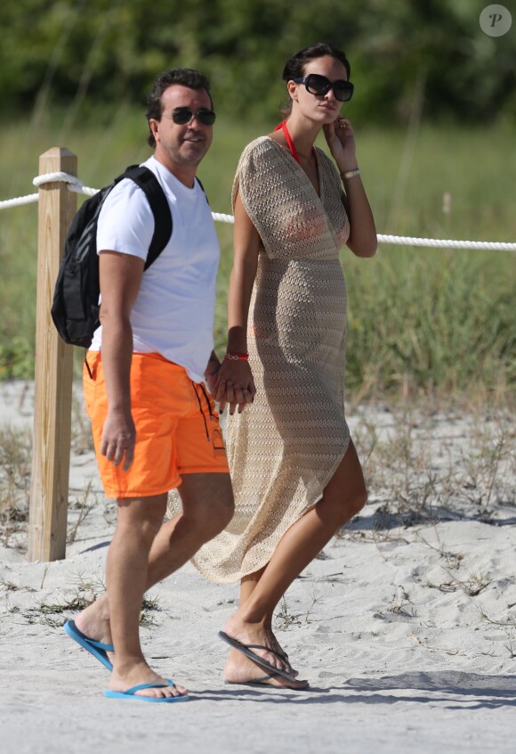 Arnaud Lagardère et sa femme Jade Foret, enceinte de son deuxième enfant, se détendent à Miami, le 27 octobre 2013.