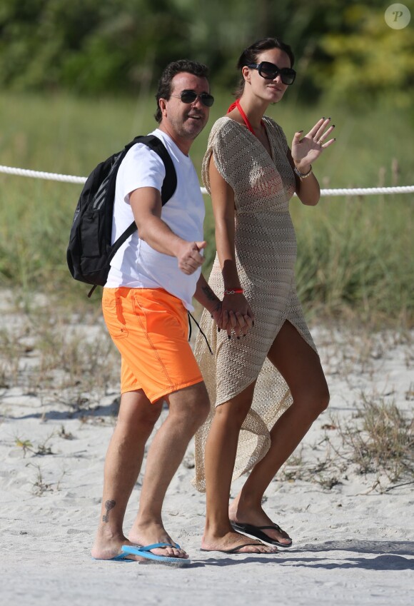 Arnaud Lagardère et sa femme Jade Foret, enceinte de son deuxième enfant, se détendent à Miami, le 27 octobre 2013.