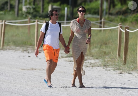 Arnaud Lagardère et sa femme Jade Foret, enceinte de son deuxième enfant, se détendent à Miami, le 27 octobre 2013.