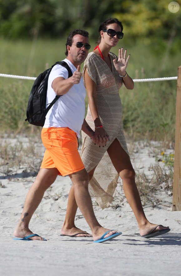 Arnaud Lagardère et sa femme Jade Foret, enceinte de son deuxième enfant, se détendent à Miami, le 27 octobre 2013.