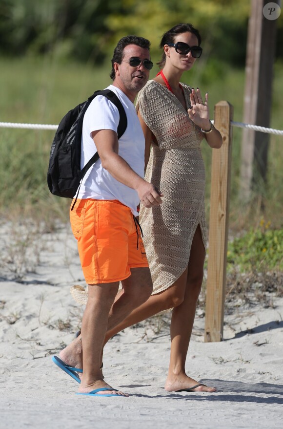 Arnaud Lagardère et sa femme Jade Foret, enceinte de son deuxième enfant, se détendent à Miami, le 27 octobre 2013.