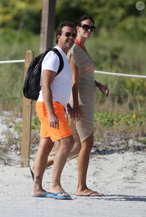Arnaud Lagardère et sa femme Jade Foret, enceinte de son deuxième enfant, se détendent à Miami, le 27 octobre 2013.
