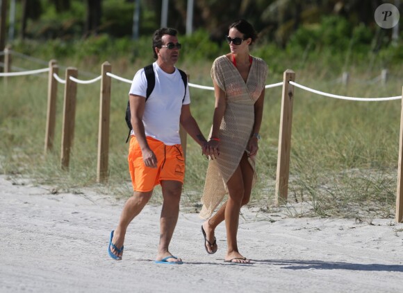 Arnaud Lagardère et sa femme Jade Foret, enceinte de son deuxième enfant, se détendent à Miami, le 27 octobre 2013.