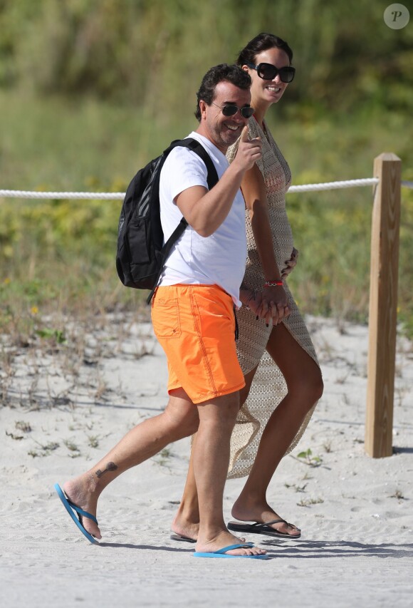 Arnaud Lagardère et sa femme Jade Foret, enceinte de son deuxième enfant, se détendent à Miami, le 27 octobre 2013.