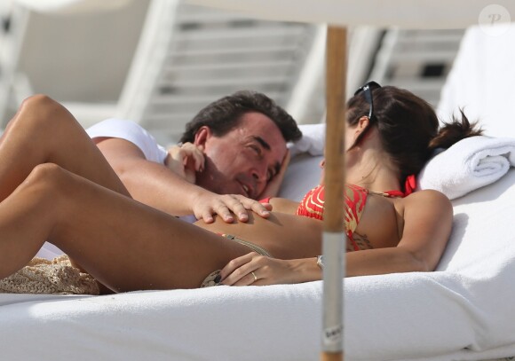 Arnaud Lagardère et sa femme Jade Foret, enceinte de son deuxième enfant, se détendent à Miami, le 27 octobre 2013.