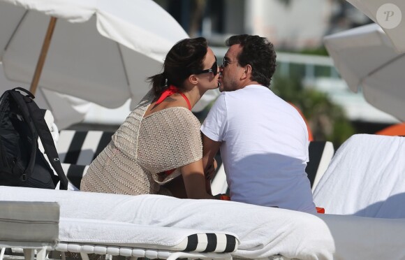 Arnaud Lagardère et sa femme Jade Foret, enceinte de son deuxième enfant, se détendent à Miami, le 27 octobre 2013.