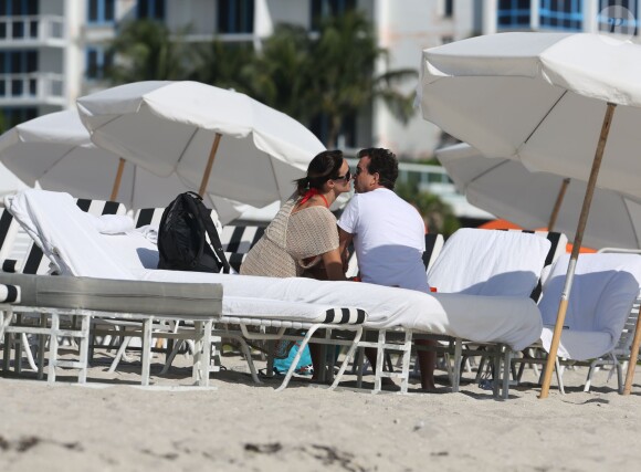 Arnaud Lagardère et sa femme Jade Foret, enceinte de son deuxième enfant, se détendent à Miami, le 27 octobre 2013.