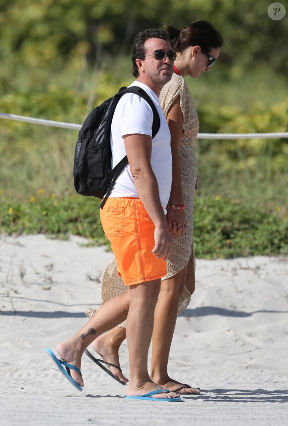 Arnaud Lagardère et sa femme Jade Foret, enceinte de son deuxième enfant, se détendent à Miami, le 27 octobre 2013.